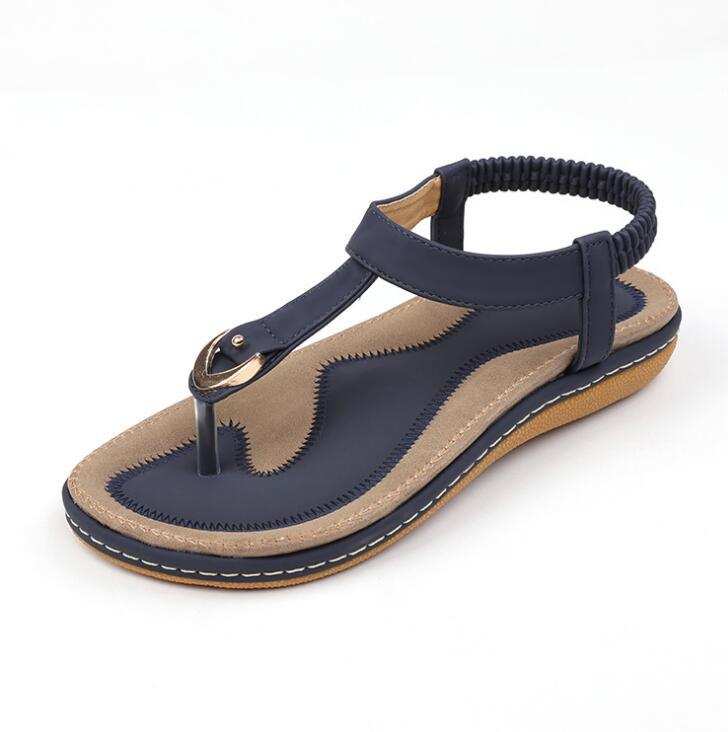 Fashionable women's summer sandal with ankle strap and low platform heel, ideal for casual wear.