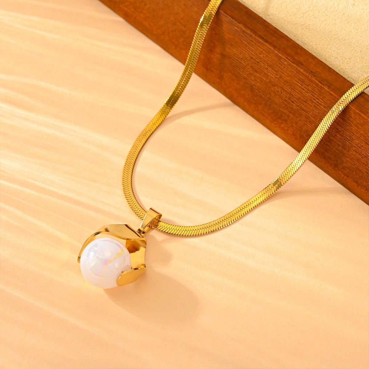 Fashion lady pearl necklace with gold chain, geometric design.